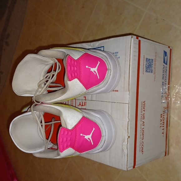 Jordan 4s - Picture 4 of 8